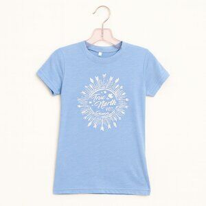 GILDAN | Cornflower Blue “True North Vibes” Graphic Cotton Tee – Women’s Medium